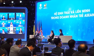 Các diễn giả, khách mời trao đổi tại chương trình. Ảnh: Xuân Tùng