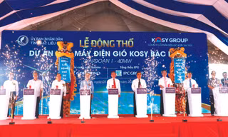 Đại diện lãnh đạo tỉnh Bạc Liêu và Tập đoàn Kosy thực hiện nghi thức động thổ Nhà máy điện gió Kosy Bạc Liêu