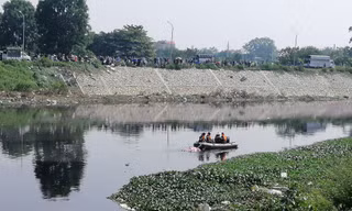 Vụ án giết người, cướp tài sản mới đây xảy ra tại Thường Tín (Hà Nội) vẫn là câu chuyện nhức nhối về tội phạm liên quan ma túy. Trong ảnh , lực lượng chức năng tìm kiếm và đưa thi thể nữ sinh viên bị sát hại lên bờ. Ảnh: Thanh Hà - Hữu Dánh 