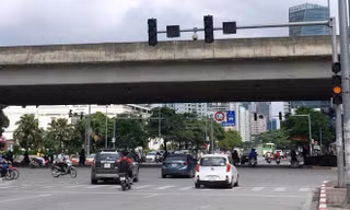 Việc Bộ GTVT quyết định xử phạt lỗi vượt đèn vàng tại các vị trí có đèn đếm ngược tiếp tục gây ra tranh cãi. Ảnh: Võ Hóa 