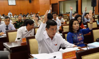 Chủ tịch UBND TPHCM Nguyễn Thành Phong trao quyết định chuẩn y của Thủ tướng cho 4 phó chủ tịch tháng 8/2016. Ảnh: H.T