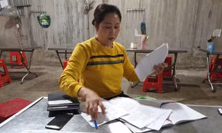 Bà Phan Thị Thanh Mùi, chủ nhà hàng Minh Mùi phản ánh sự việc với phóng viên