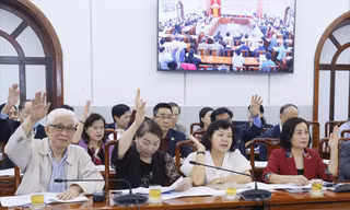 Biểu quyết thông qua danh sách người ứng cử tại Hội nghị hiệp thương của MTTQ Việt Nam