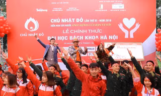 Bộ ba Minh Quân Idol, Xuân Bắc và Thuỳ Liên hát vang “Việt Nam ơi”. Ảnh: NHƯ Ý