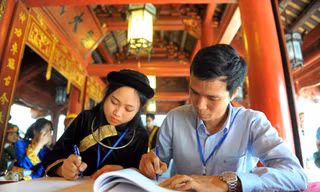 Tiến sĩ Vòng Bính Long ghi sổ vàng tại Văn Miếu - Quốc Tử Giám chiều 11/11. Ảnh: Xuân Tùng