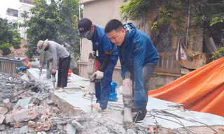 Phóng viên cùng những lao động tự do phá dỡ một ngôi nhà cấp 4