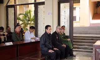 Cha con ông Tuấn, Bình tại phòng xét xử sáng 26/11