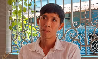 Anh Bùi Minh Lý trong lúc chờ làm việc với TAND quận Bình Thạnh chiều 11/3. Ảnh: Tân Châu