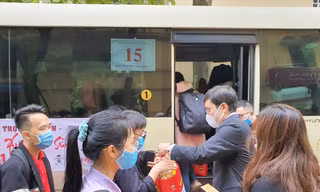Anh Bùi Quang Huy, Ủy viên dự khuyết T.Ư Đảng, Bí thư thường trực T.Ư Đoàn, Chủ tịch T.Ư Hội SVVN, trao quà tặng sinh viên có hoàn cảnh khó khăn tham gia các chuyến xe “Hỗ trợ sinh viên về quê đón Tết” năm 2021 