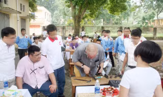 Ông Vũ Minh Tuân (X) TGĐ Cty Cổ phần đầu tư Huệ Tuân bị người dân lao động tố có dấu hiệu lừa đảo chiếm đoạt tài sản. Hiện doanh nghiệp này đã bị Bộ LĐTB&XH rút giấy phép. Ảnh: Dương Hưng 