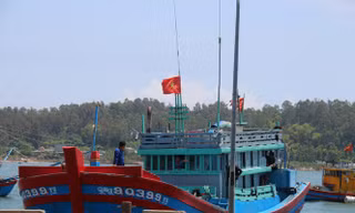 Mẹ con chị Chi ngóng chờ anh Trần Hồng Thọ còn chưa trở về, sau khi tàu bị đâm chìm ở Hoàng Sa. Ảnh: Văn Chương