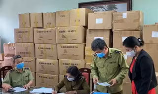 Lực lượng quản lý thị trường đã nhiều lần bắt và thu số lượng lớn khẩu trang y tế chất lượng kém