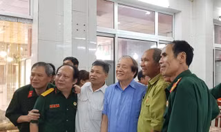 Nhà thơ Hữu Thỉnh (thứ 3 từ phải sang) bên những cựu binh xe tăng tại lễ ra mắt cuốn sách “Theo vết xích xe tăng” tập 3. Ảnh: KIẾN NGHĨA