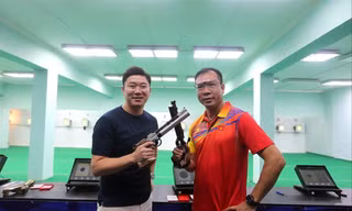 Hoàng Xuân Vinh và xạ thủ Hàn Quốc Jin Jong Oh, một tượng đài của bắn súng thế giới, trong chuyến thăm Việt Nam năm 2018. Xuân Vinh đánh bại Jin Jong Oh ở nội dung 10m súng ngắn hơi tại Olympic Rio 2016. Ảnh: Đ.H 