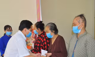 Anh Nguyễn Anh Tuấn, Bí thư thứ nhất T.Ư Đoàn tặng quà cho người dân tại huyện Cao Lãnh (Đồng Tháp)    