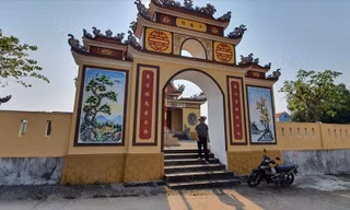 Cổng Đình làng Trung Bính, nơi con cháu của làng khắc ghi tiền nhân để phát huy truyền thống