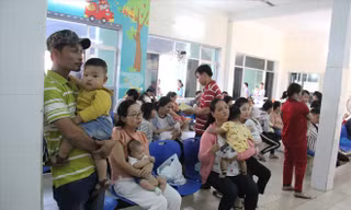 Tại Đà Nẵng, nhiều ông bố bà mẹ mệt mỏi xếp hàng, chờ đợi để có suất tiêm văc-xin 6 trong 1 cho con. Ảnh: Thanh Trần 