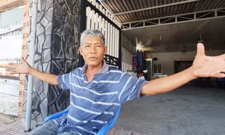 Lão ngư Nguyễn Văn Tôn (58 tuổi, ngụ phường Thanh Hải, TP.Phan Thiết, Bình Thuận) đã bỏ tàu lên bờ mưu sinh gần 10 năm nay. Ảnh: Văn Minh