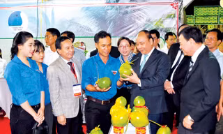 Thủ tướng Nguyễn Xuân Phúc trong một lần thăm và làm việc tại tỉnh Bến Tre. Ảnh: Hòa Hội