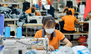 Doanh nghiệp ngành may mặc lo lắng trước hàng hóa giả xuất xứ bán ngoài thị trường. ảnh: hồng vĩnh