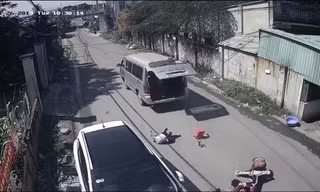 Học sinh ngồi trên xe bị văng ra ngoài (ảnh chụp từ clip)