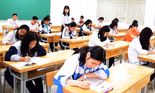 Học sinh THCS trong giờ làm bài thi. ảnh: ngọc châu