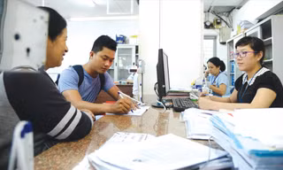 Giải quyết thủ tục cấp giấy chứng nhận nhà đất tại huyện Hóc Môn. Đây là thủ tục người dân còn than phiền nhiều nhất ở TPHCM.Ảnh: H.T 
