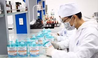 Cán bộ trường ĐH Phenikaa pha chế dung dịch rửa tay 