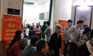 Người dân xếp hàng chờ làm căn cước công dân. Ảnh: Thanh Hà