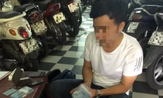 Một điểm đổi tiền trên đường Lê Văn Sỹ (Q.Phú Nhuận) đổi tiền lẻ cho khách (ảnh chụp trưa ngày 7/1). ảnh: U.P 