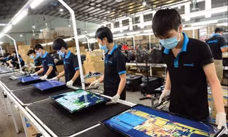 Việc ghi nhãn hàng “Made in Viet Nam” của Asanzo  gần đây dấy lên nghi ngại về việc nhiều doanh nghiệp lợi dụng chương trình “Người Việt ưu tiên dùng hàng Việt”. Trong ảnh: Lắp ráp tivi tại Công ty Asanzo. Ảnh: UP 