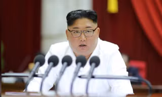 Nhà lãnh đạo Triều Tiên Kim Jong Un chủ trì phiên họp hôm Chủ nhật. Ảnh: KCNA/Reuters 