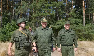 Ông Lukashenko (giữa) tới thăm một đơn vị quân đội ở vùng Grodno, phía tây đất nước hôm 22/8. Ảnh: Sputnik