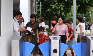 Các phụ huynh đến tận trường quốc tế để đón con. Ảnh: Như Ý