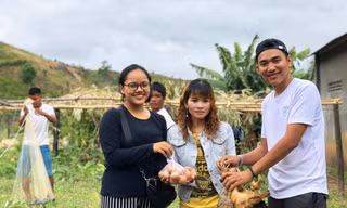 Đại diện nhóm tặng mỗi hộ 2 cặp gà giống và trứng gàẢnh: H.T.N 