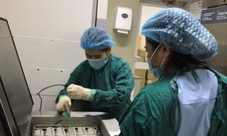 Sữa trước khi đưa vào lưu trữ tại Ngân hàng sữa mẹ được thanh trùng, xử lý kỹ càng để đảm bảo chất lượng cho các em bé sơ sinh sử dụng