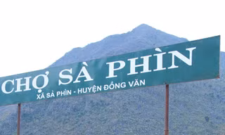 Tác giả tại chợ Sà Phìn, Đồng Văn trong chuyến công tác cuối năm 2012. Ảnh: Trường Phong