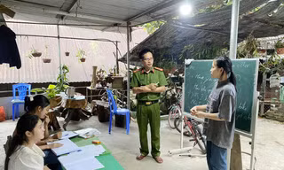 Thầy giáo Công an với lớp học tiếng Anh “0 đồng” nơi biên giới