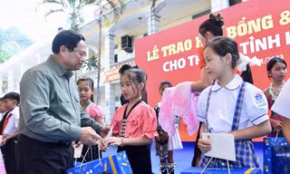 Thủ tướng Phạm Minh Chính thăm Trường Phổ thông Dân tộc bán trú Tiểu học Pa Tần