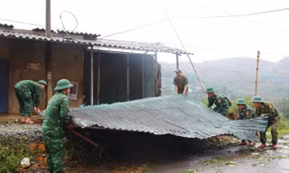 Cán bộ, chiến sĩ biên phòng Lai Châu giúp dân khắc phục hậu quả do dông lốc