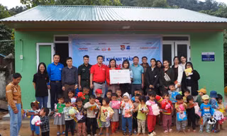 Món quà ý nghĩa cho học sinh dân tộc La Hủ ở Lai Châu