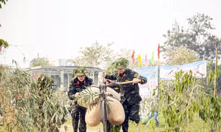 Đẩy xe đạp thồ, tải đạn tái hiện chiến thắng lịch sử hào hùng Điện Biên Phủ