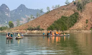 Lốc xoáy làm lật thuyền, hai người mất tích 