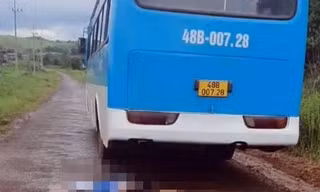 Xe máy va chạm ô tô đưa đón học sinh, nam sinh lớp 8 tử vong 
