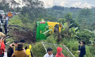 Tai nạn liên hoàn, xe khách bị lật khiến 3 người bị thương