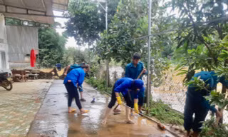 Thanh niên Đắk Nông giúp người dân khắc phục hậu quả mưa lũ
