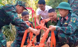 Múc đất trong vườn, tá hỏa phát hiện quả bom 'khủng' còn nguyên ngòi nổ