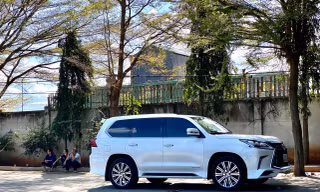 Tài xế xe Lexus chờ suốt 6 tiếng để được đăng kiểm ở Đắk Lắk