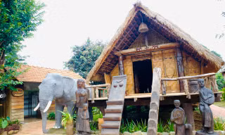 Vẻ đẹp buôn cổ giữa lòng thành phố cà phê