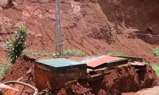 Bồn chứa xăng ở Đắk Nông bất ngờ trồi lên mặt đất